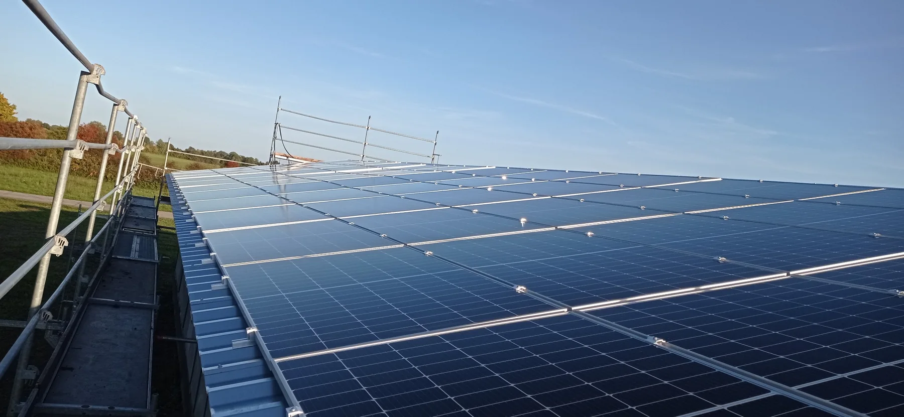 Wide A-G-BAU photovoltaic array on a commercial roof